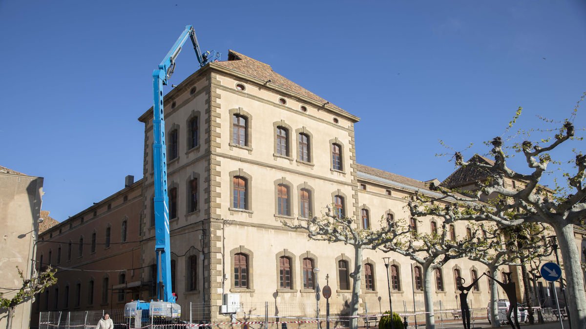 Los trabajos de reposición de tejas empezaron el pasado miércoles. - C.MARSIÑACH