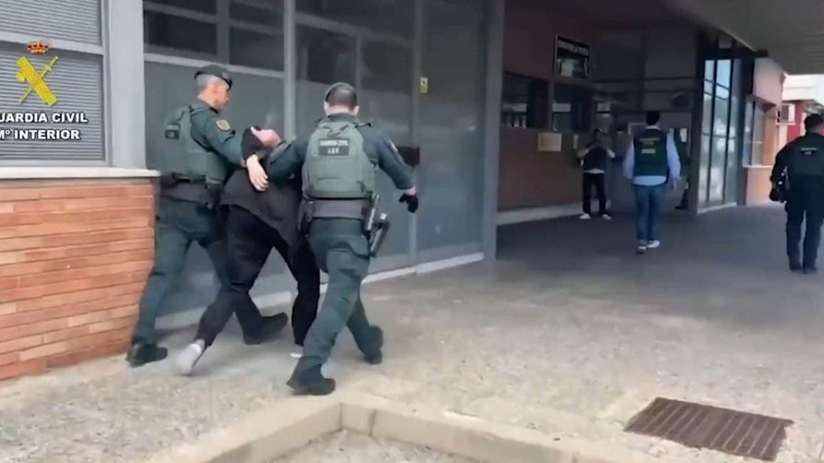 El detenido tras su entrega a la Guardia Civil y la Policía Nacional. - GUARDIA CIVIL