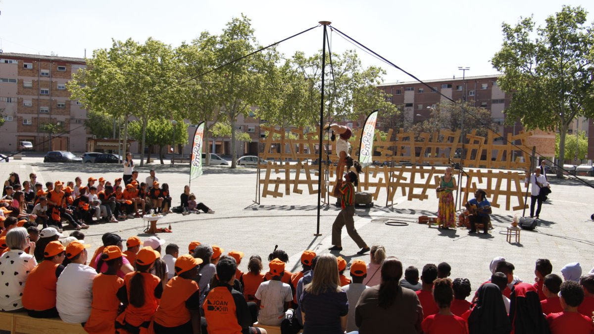 Imatges de l’acció inaugural de la quarta edició del festival Enre9 a la plaça Barcelona. - AJUNTAMENT DE LLEIDA
