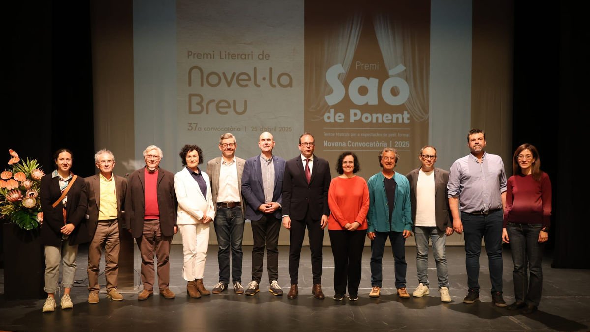 Una vetllada literària amb sabor local- Les obres guanyadores es van anunciar durant una vetllada literària al Teatre L’Amistat, que també va servir per retre homenatge pòstum a l’escriptora local Anna Maria Freixes amb motiu del centenari del seu naixement. El tribut va ser escenificat pel grup de teatre Som Faràndula. L’acte forma part de les festes de Sant Isidori. - J.GÓMEZ