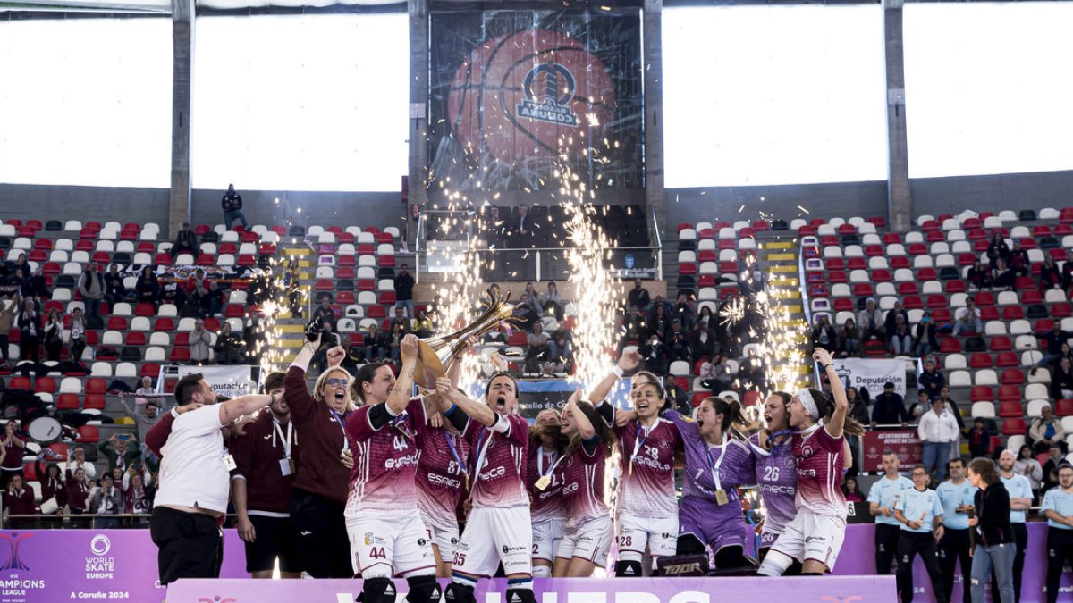 Les jugadores del Fraga aixequen la Copa d’Europa l’any passat a la Corunya. - CP FRAGA