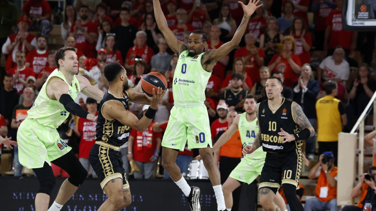 Kevin Punter intenta obstaculitzar una passada d’Elie Okobo. - EFE