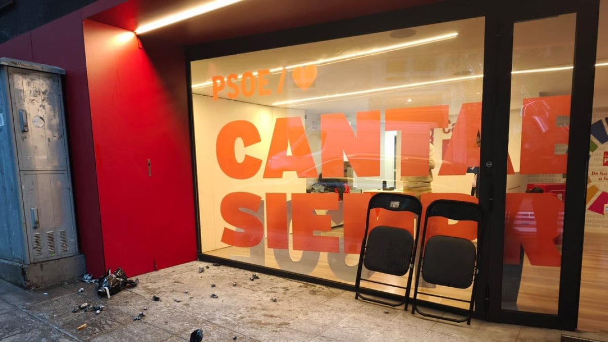 Imagen de la fachada de la sede socialista de Cantabria. - EFE. CEDIDA POR EL PSOE