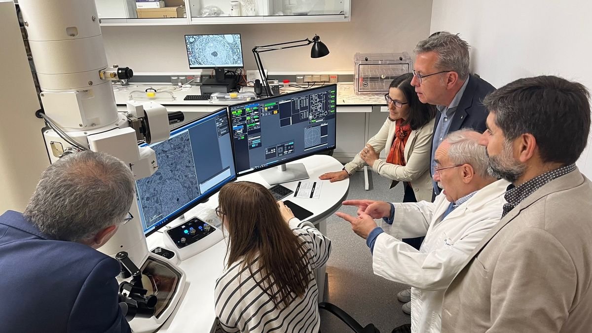 Talarn i altres autoritats, ahir en la visita a l’IRBLleida. - DIPUTACIÓ