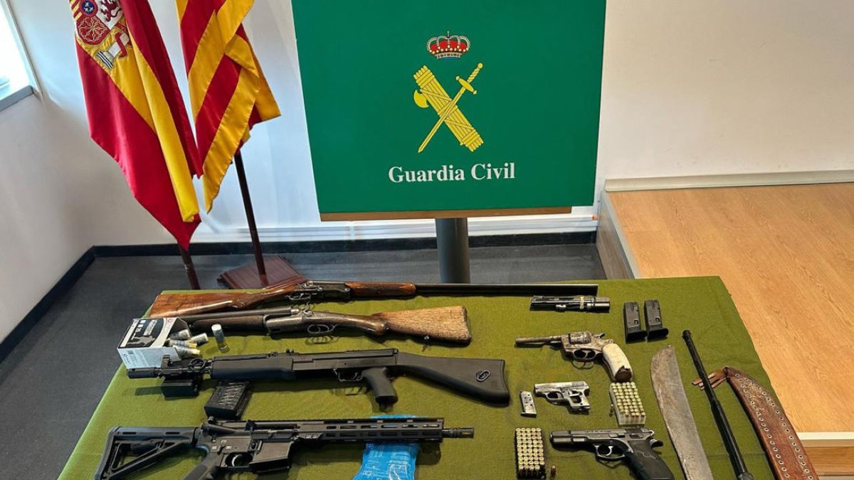 L’operatiu ha permès recuperar nou armes, inclosos rifles tàctics i escopetes. - GUÀRDIA CIVIL