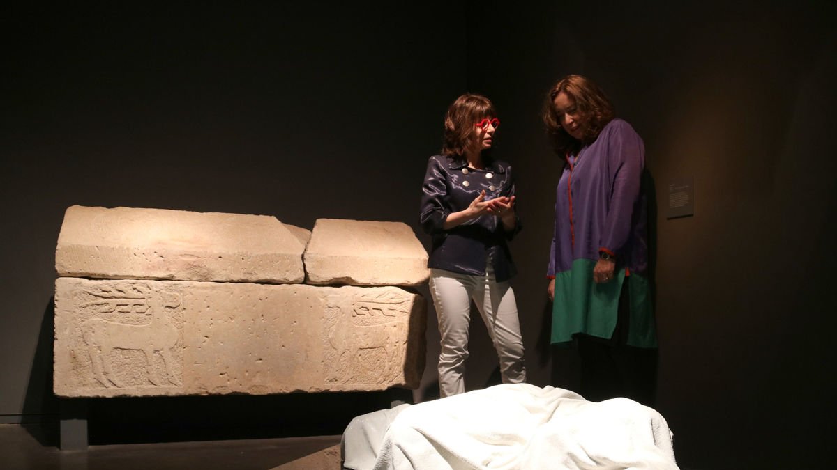 Clara Arbués, directora del Museu de Lleida, i Ana Vallés, presidenta de Sorigué, ahir a l’exposició. - MUSEU DE LLEIDA