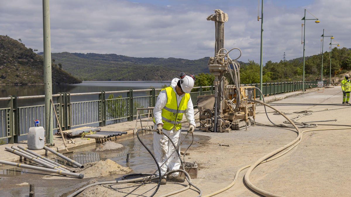 La CHE havia obert a mig matí d’ahir set sondatges per intentar localitzar la filtració d’aigua detectada fa deu dies a la presa de Rialb.