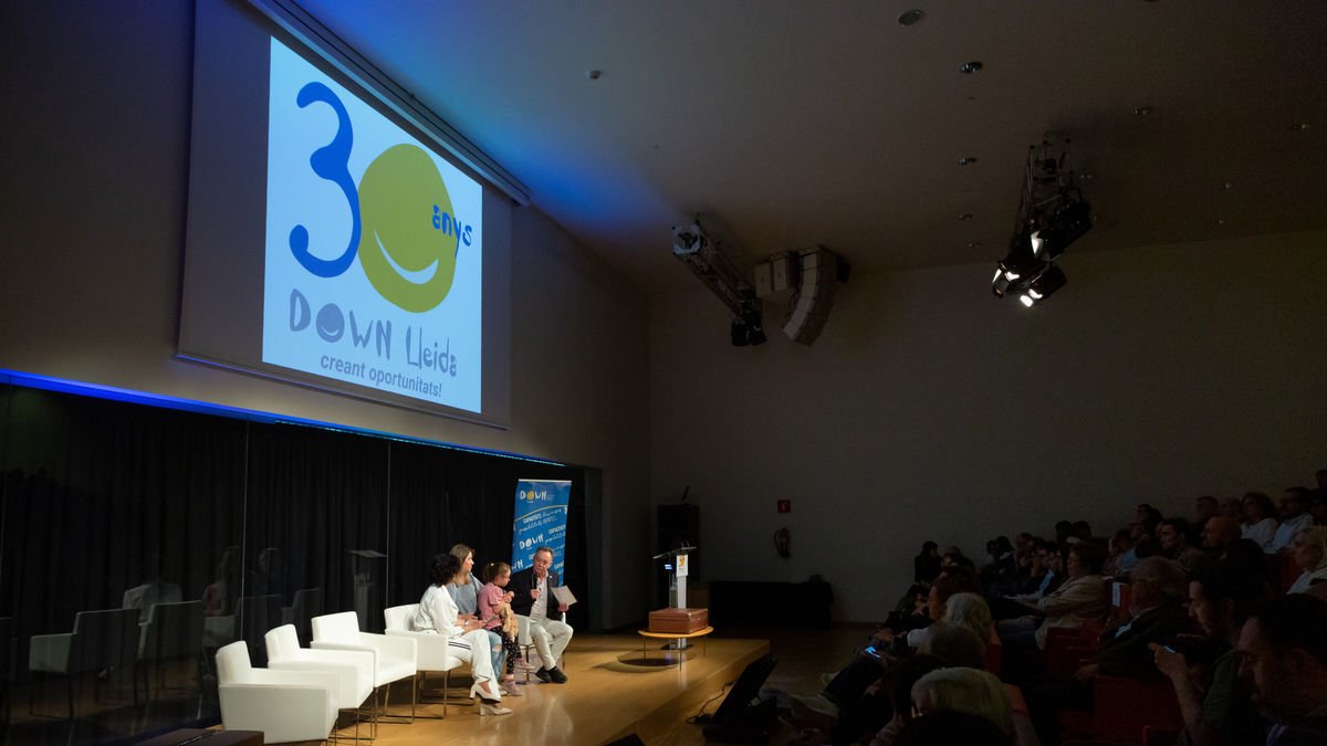 Una de las familias que participaron ayer en la jornada que se celebró en el Teatre de la Llotja. - DOWN LLEIDA