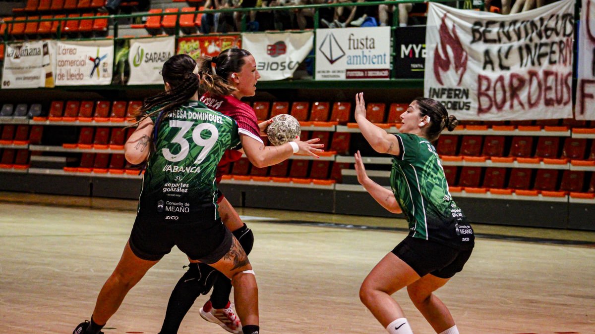 Cati Casasola, del Lleida, luchando ante dos jugadoras rivales. - INGRID SEGURA