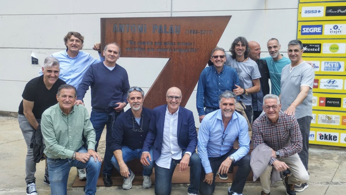 Cita d’ex-UE Lleida- Rubio, Txema, Lekumberri, Amavisca, Pablo, Puig Solsona, Mariani, Aleñà, Espejo, Carlos, Òscar Martínez, Manolo, Cancillo, Bartolo i Miquel Genís van compartir vivències al Camp d’Esports i taula i estovalles a la Braseria Isidro.