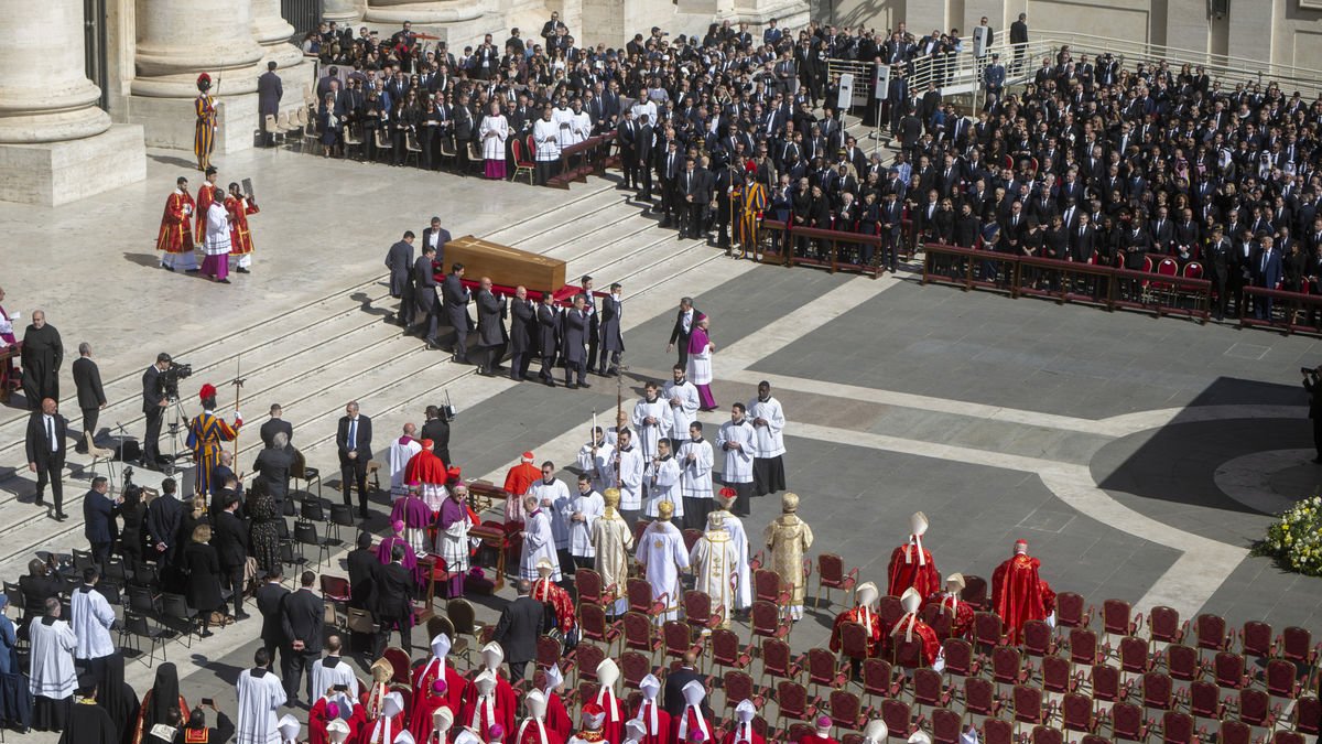Llegada del féretro para la homilía con la que el mundo dio su último adiós al papa Francisco. - LORENA SOPÊNA / EUROPA PRESS