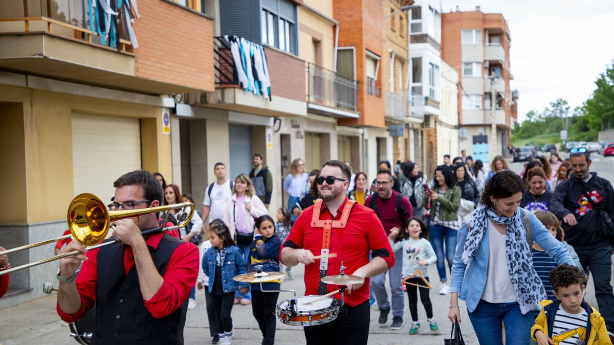 La Sidral Brass Band va protagonitzar ahir un espectacle itinerant. - GERARD HOYAS
