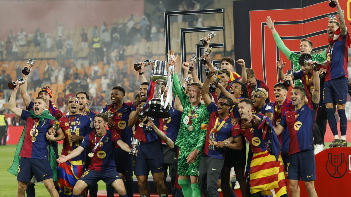 La plantilla del Barça celebra eufórica la conquista de la Copa del Rey exhibiendo el trofeo. - EIUROPA PRESS