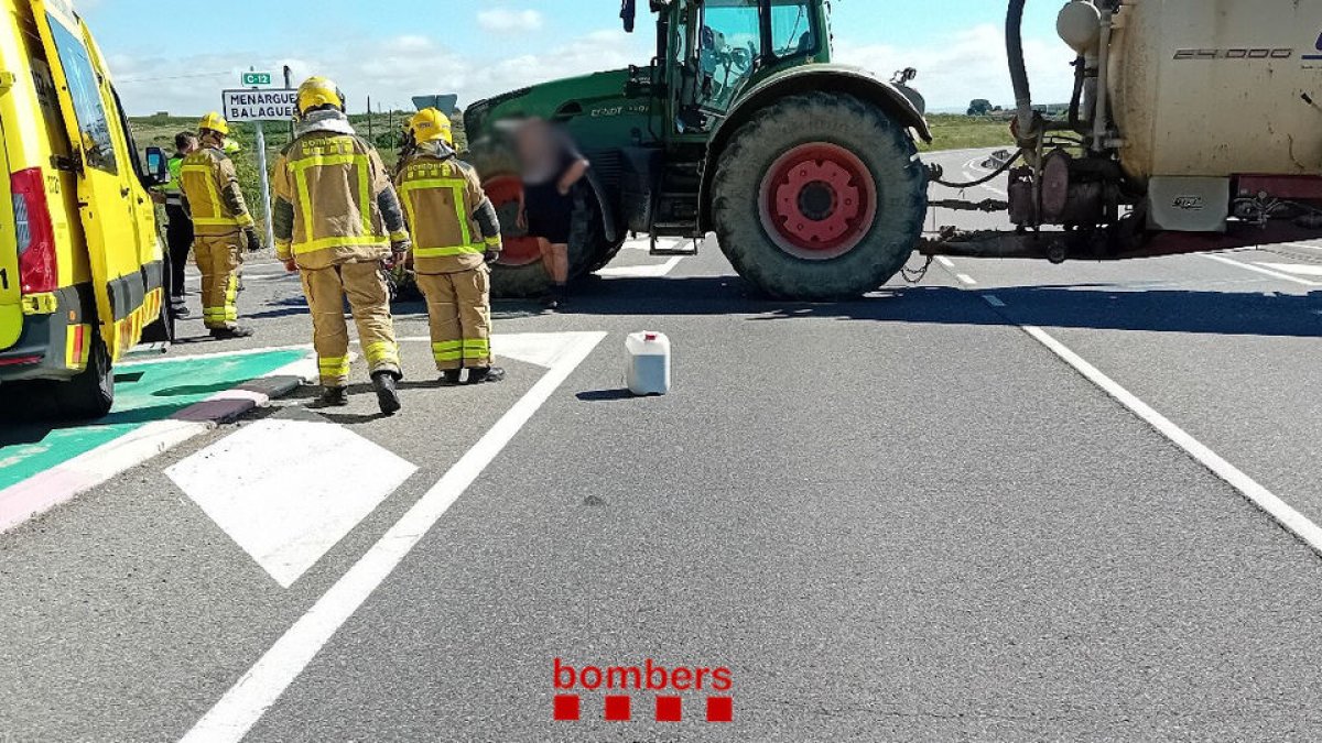 Efectius d’emergències ahir al lloc de l’accident a la C-12. - BOMBERS DE LA GENERALITAT