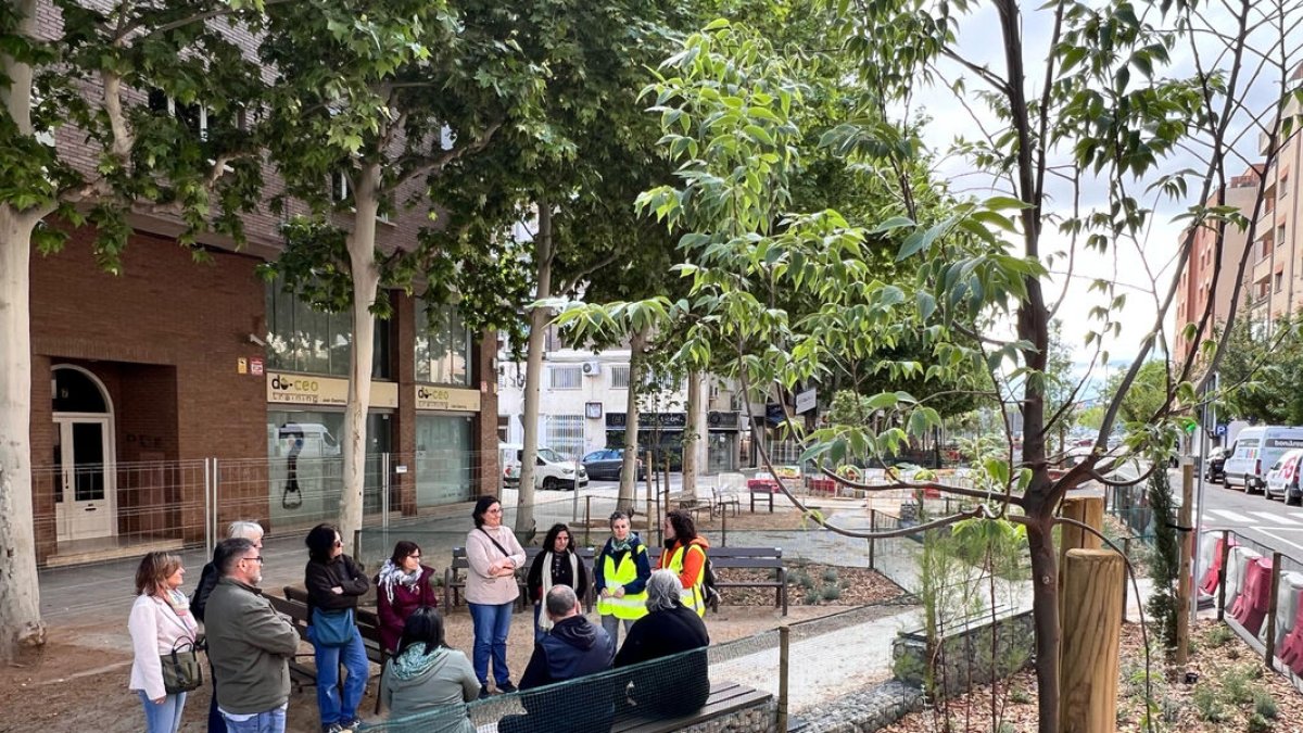Assistents a la visita que es va fer dissabte al carrer Riu Ebre. - PAERIA
