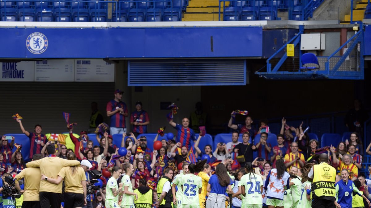 Les jugadores van celebrar la classificació amb el públic que els va acompanyar des de la grada. - EFE