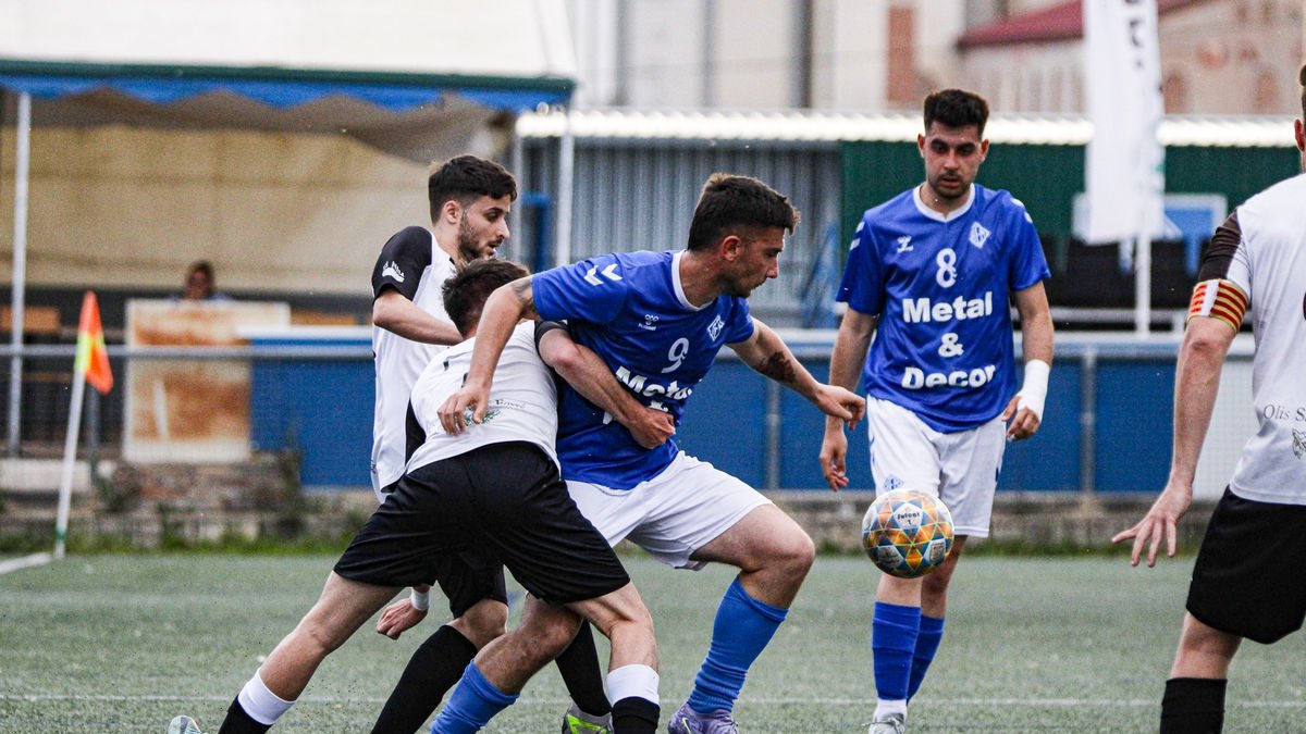 Dos jugadors d’AEM i Borges B pugnen per la pilota. - ÍNGRID SEGURA