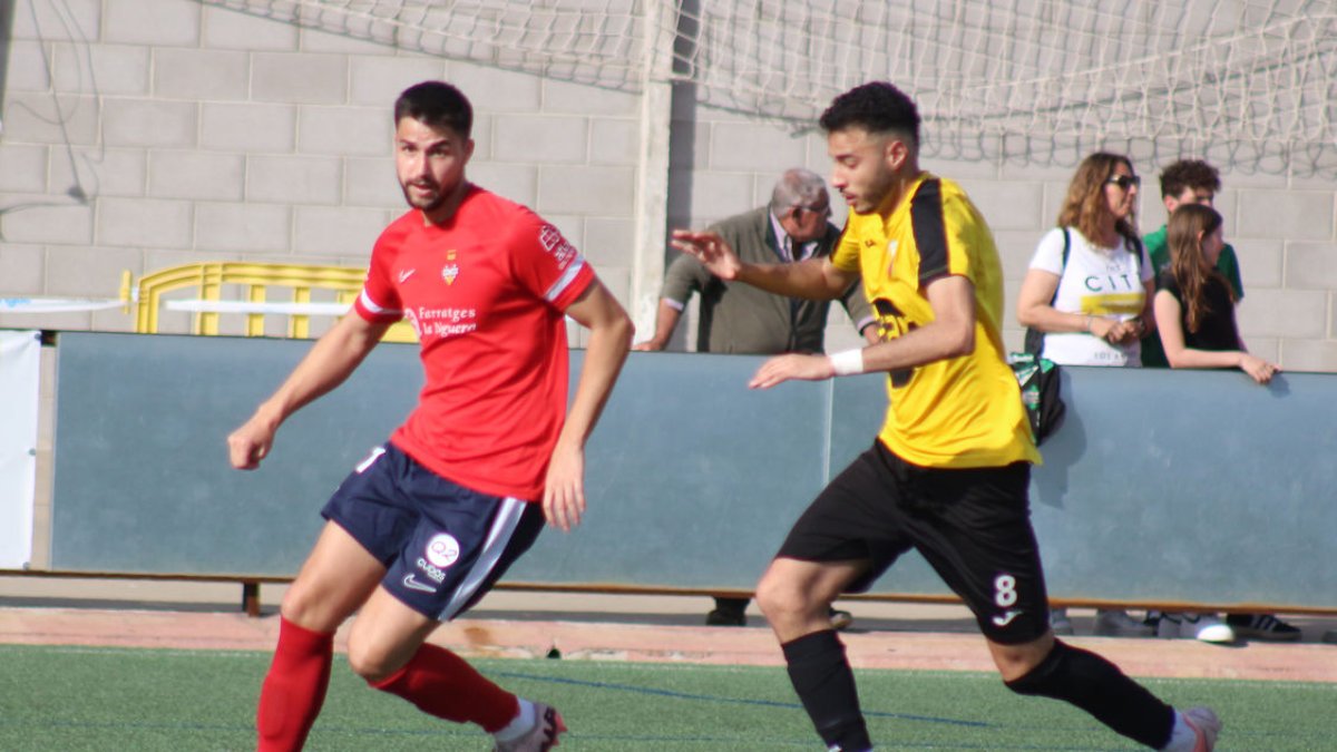 MIkel del Àguila, del Balaguer, controla el balón ante la proximidad de Adam, del Juneda. - JOAN BOVÉ
