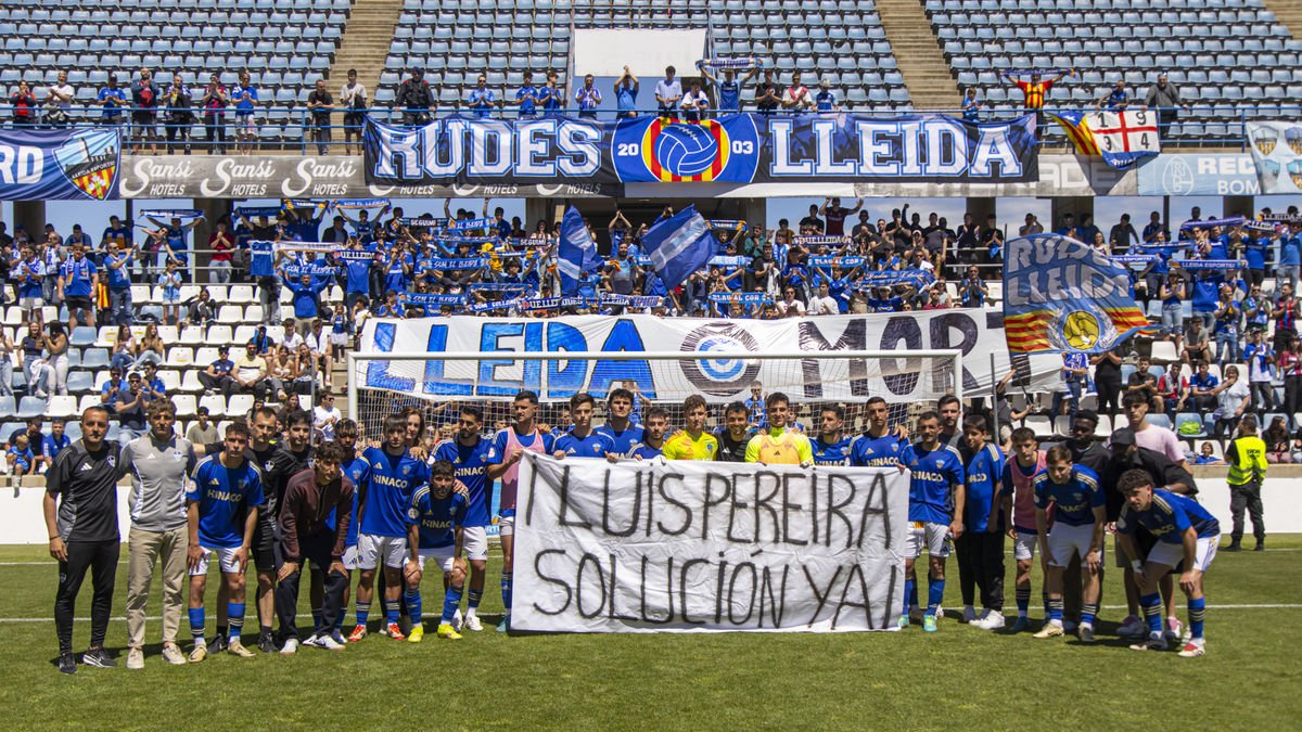 Naranjo pugna per avançar amb un jugador de l’Espanyol B. - JORDI ECHEVARRIA