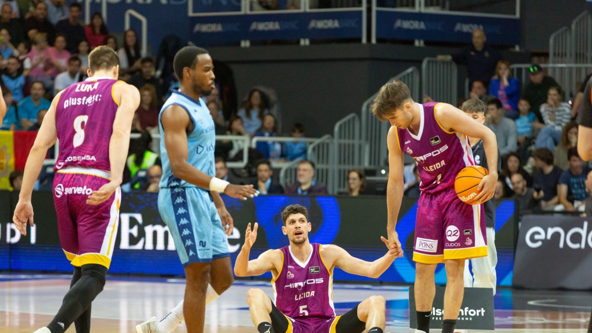 Rafa Villar ajuda Oriol Paulí a aixecar-se després d’una jugada que va acabar amb el jugador gironí a terra.