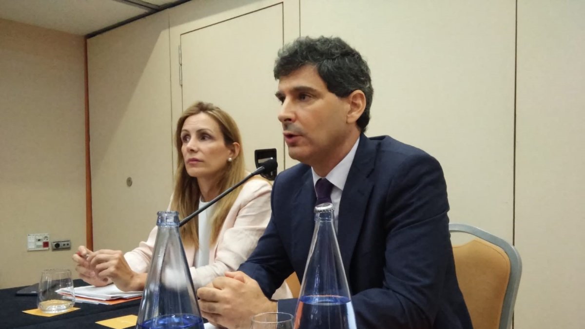 Archivo - El director de Operación de Red Eléctrica de España en Canarias, Eduardo Prieto, durante una rueda de prensa en Tenerife