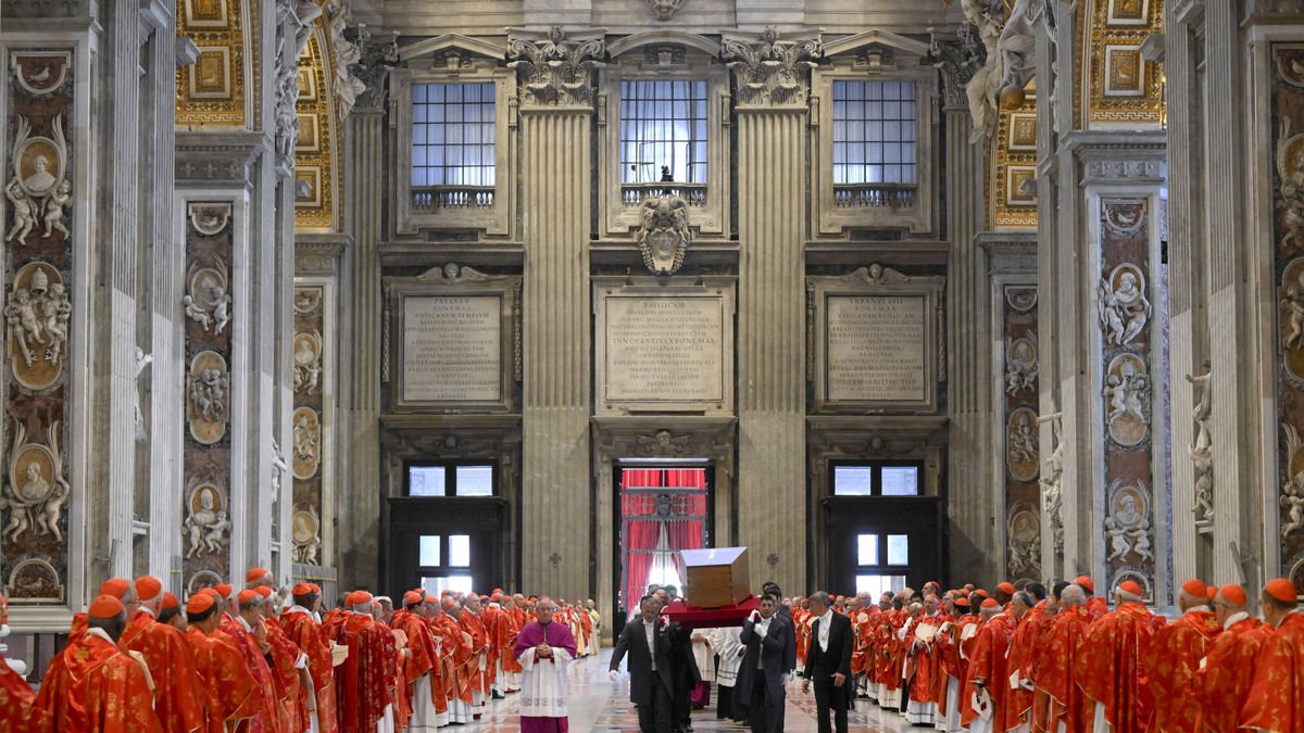 Los cardenales despiden el féretro del papa Francisco. - VATICAN MEDIA