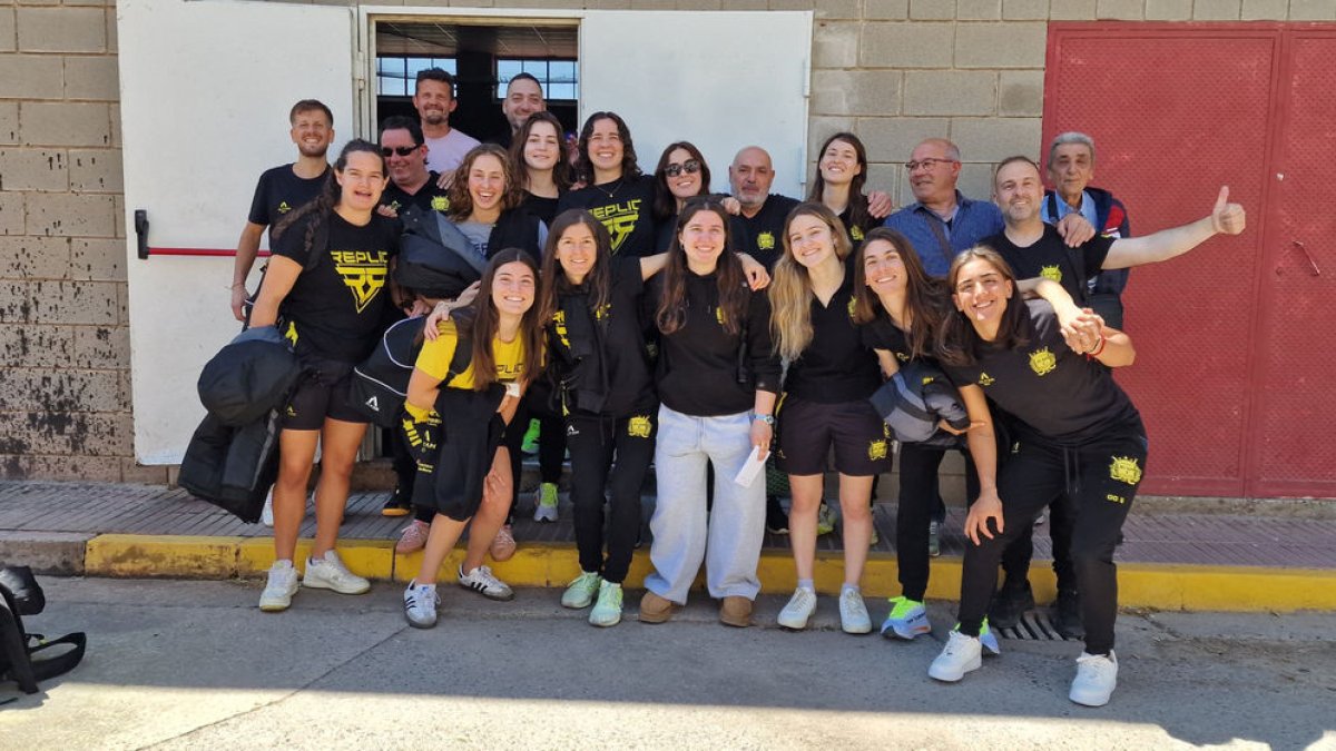 La expedición del Vila-sana, antes de partir ayer por la mañana hacia Barcelona. - EVA CORTIJO