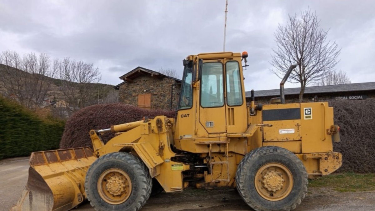 Imatge de l’excavadora que es troba a subhasta. - AJUNTAMENT GUILS DE CERDANYA