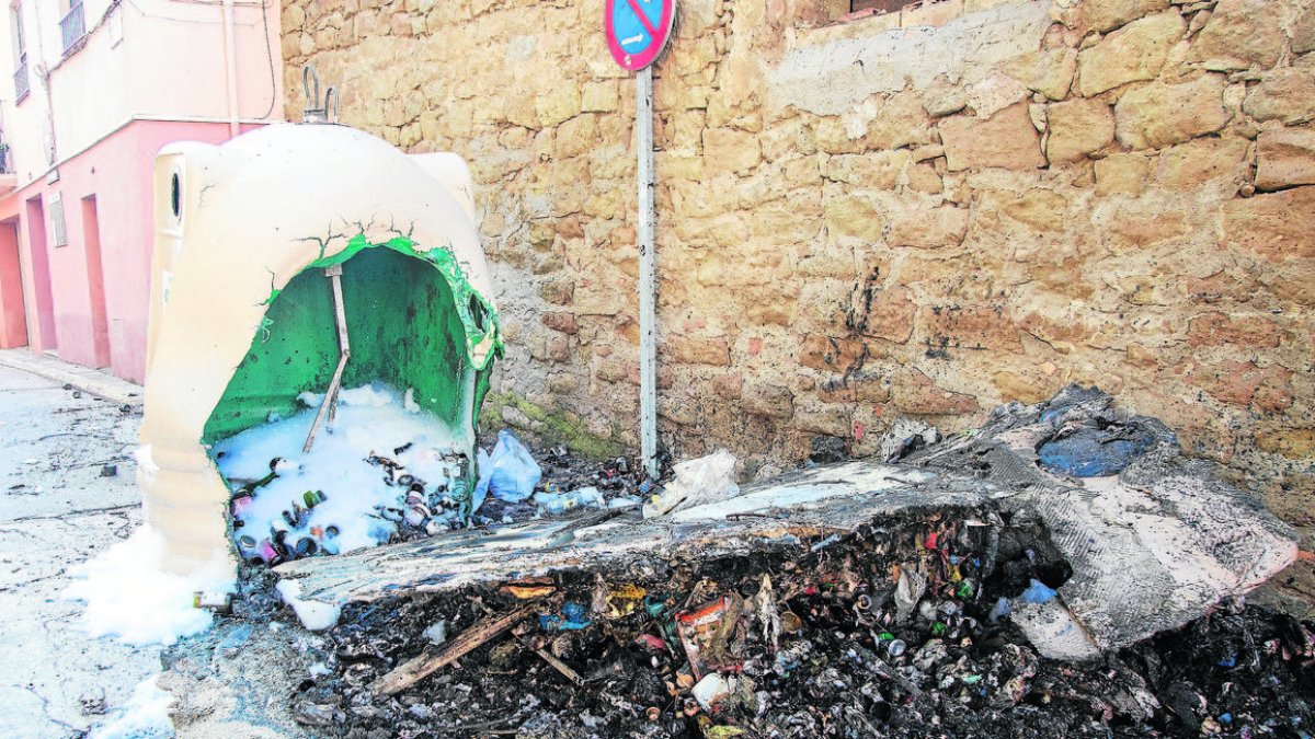 Contenedores calcinados la madrugada del lunes en Agramunt. - LAIA PEDRÓS