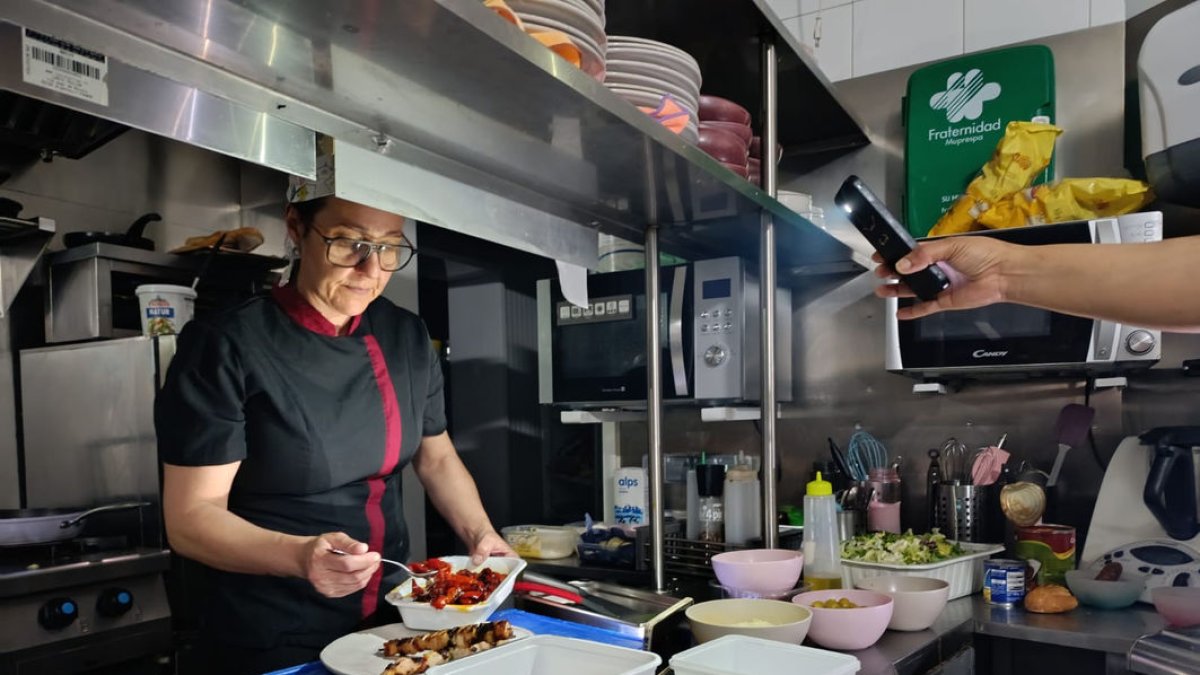 Al restaurant L’Indret van cuinar enllumenats amb la llanterna del mòbil. - G.F.