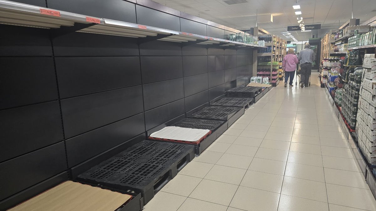 Los supermercados que pudieron abrir se quedaron sin reservas de agua y alimentos esenciales como arroz, pasta o legumbres, con estanterías vacías. - SCD