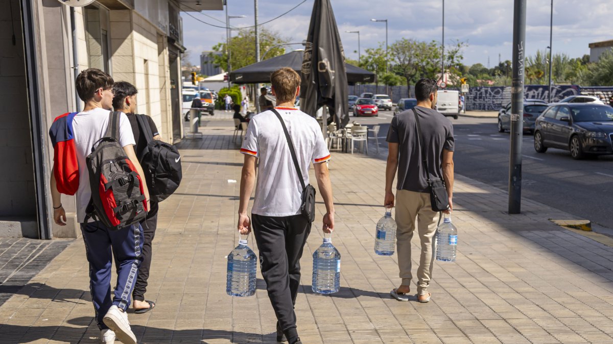 Gente comprando agua, ayer en Lleida