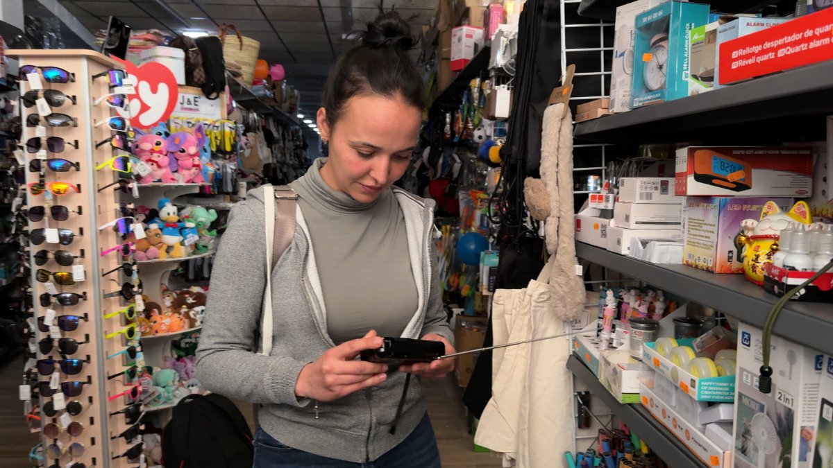 Una noia amb la ràdio analògica que ha comprat en un basar de Sort.