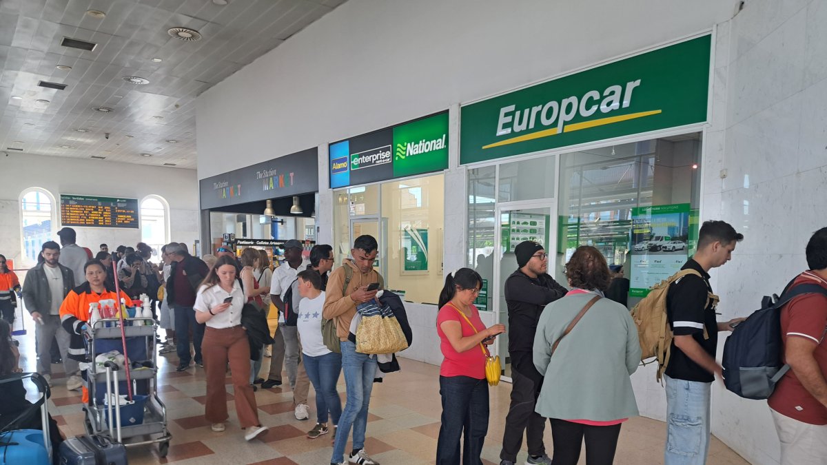 Cues a l'estació de Lleida per a reclamacions i cambis de bitllets.
