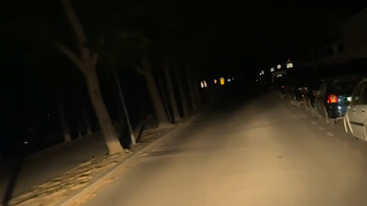 Imatges d'un lector circulant de nit per una Lleida a les fosques