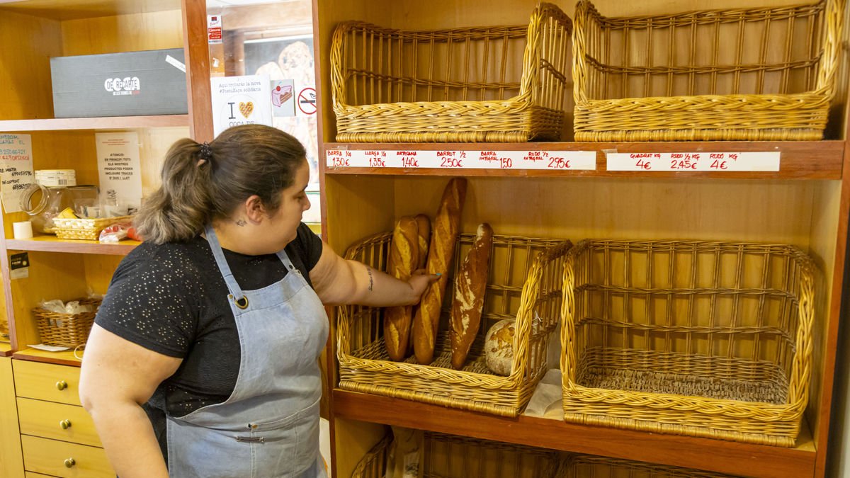 Poques existències ahir a la fleca Llaràs de Balàfia. - JORDI ECHEVARRIA