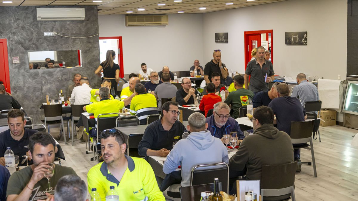 Els restaurants van treballar ahir amb normalitat. Dilluns, aquest va servir el dinar gairebé a les fosques. - JORDI ECHEVARRIA