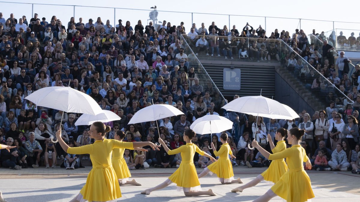 La plaza de La Llotja de Lleida, abarrotada de público ayer con motivo de una de las exhibiciones. - AMADO FORROLLA