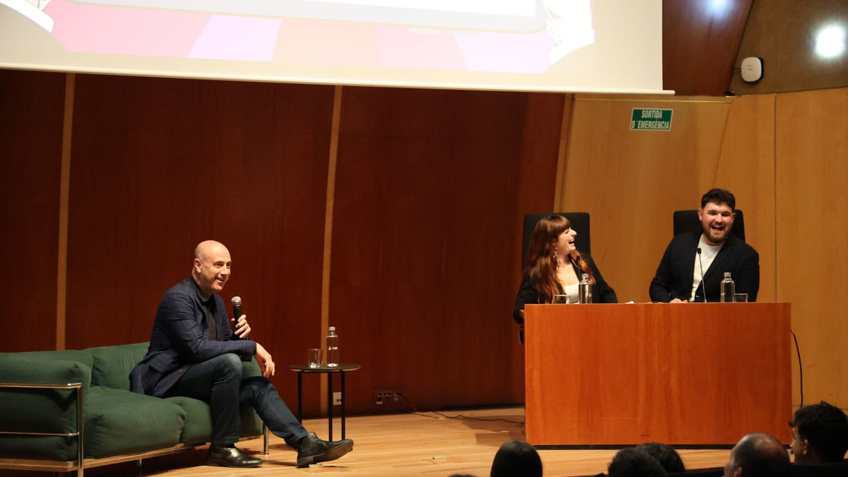 Un momento ayer de la conferencia de Tomàs Molina en el Rectorat. - AMADO FORROLLA
