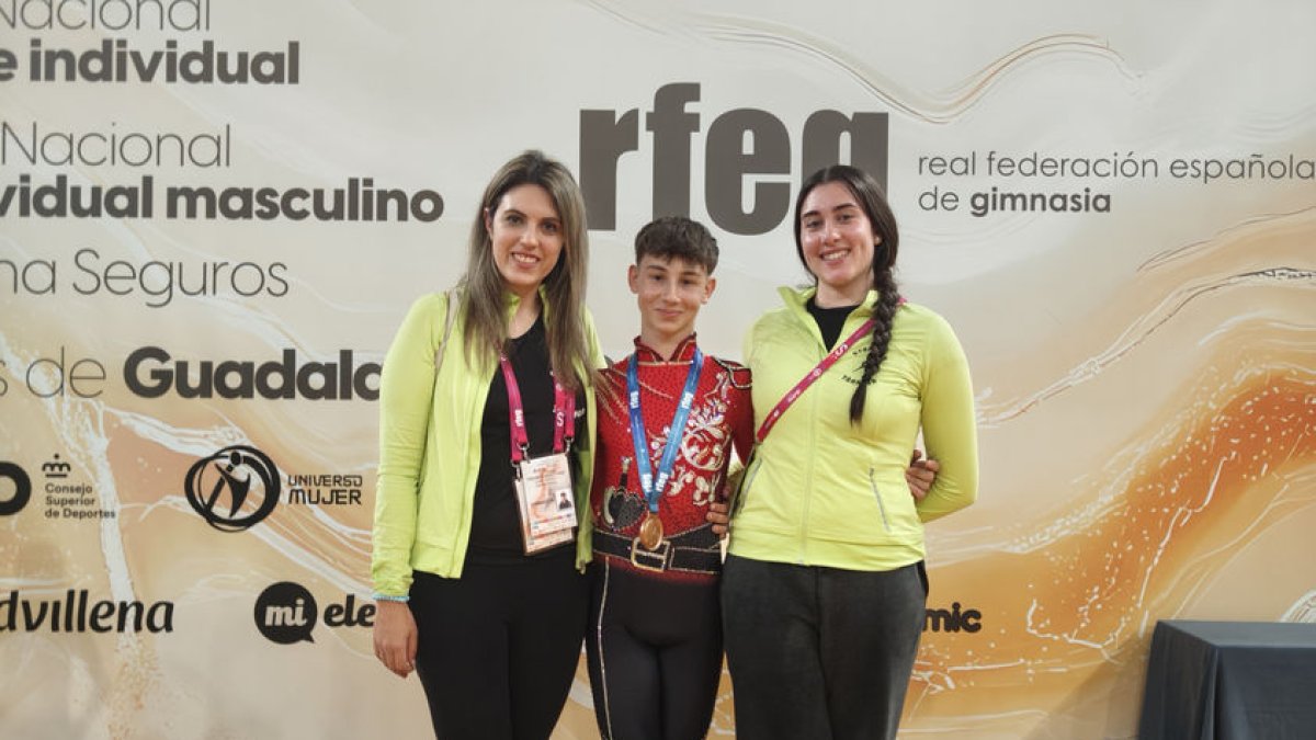 Eduard, entre les seues entrenadores Susana Rosell i Elvira Burell.