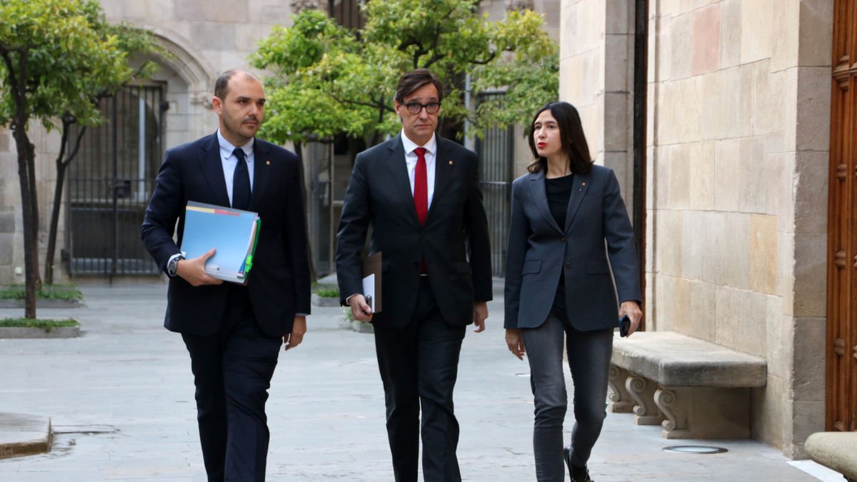El president Salvador Illa junto a los consellers Dalmau y Parlón, ayer en el Palau de la Generalitat. - ACN
