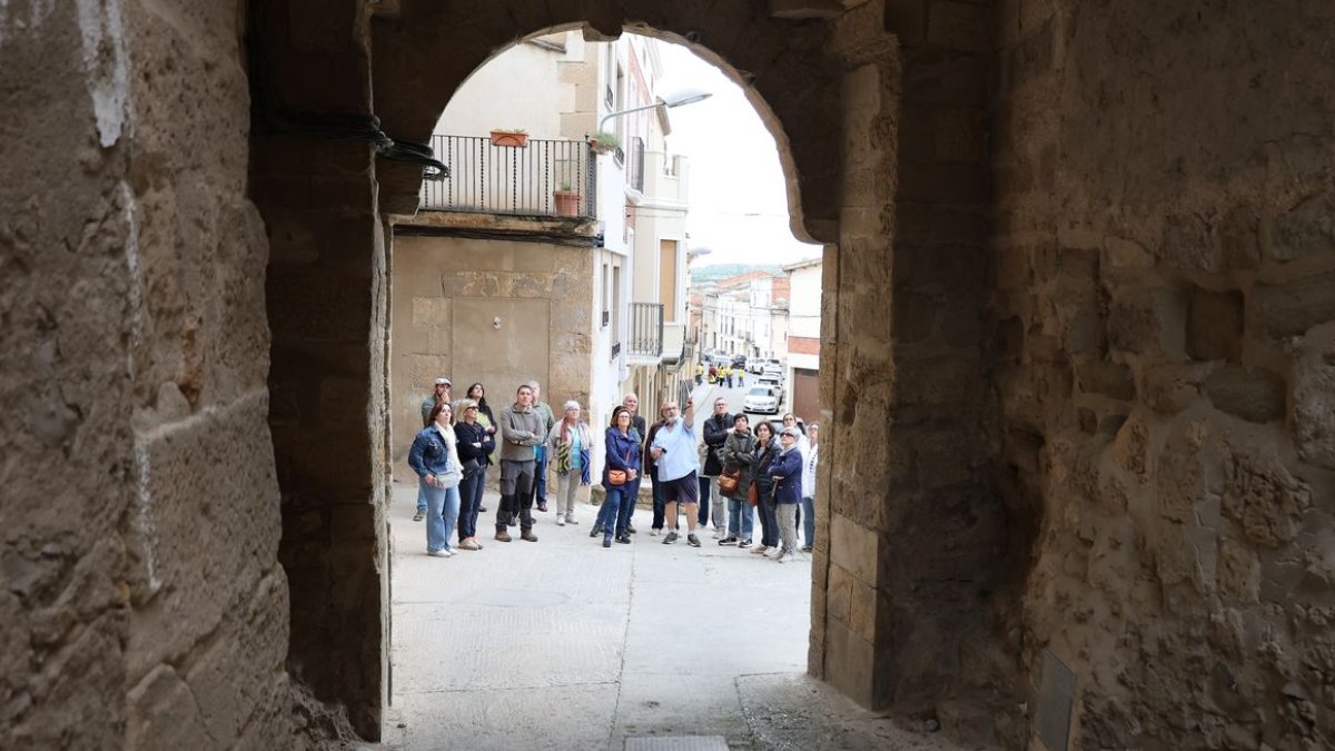 Los participantes, ante una arcada ubicada en la plaza Major. - J.GÓMEZ