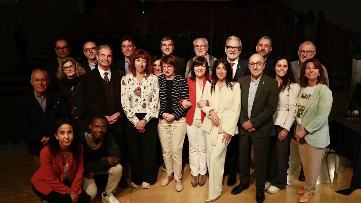 El alcalde y la síndica, con representantes del Fòrum de Síndics i Defensors Locas de Catalunya - MARIO GASCÓN