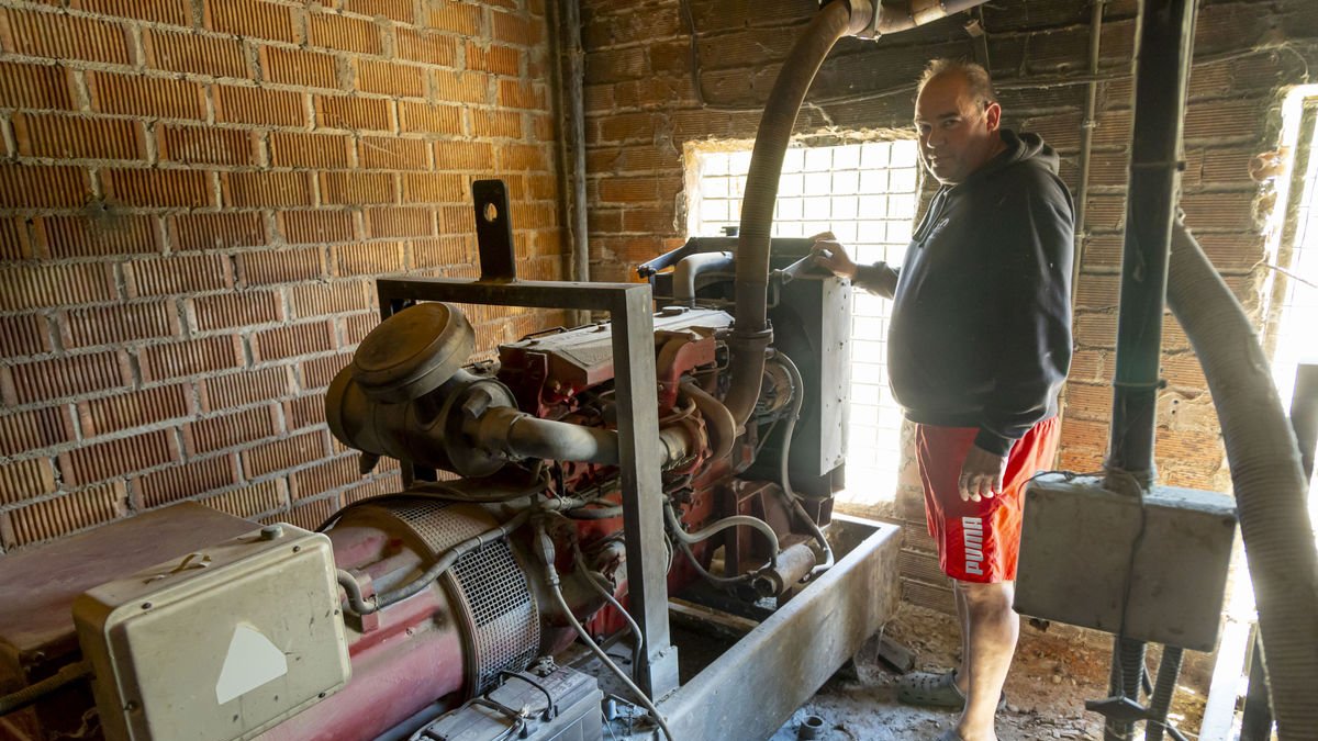 Néstor Serra muestra el grupo electrógeno de su granja avícola en Artesa de Lleida. - JORDI ECHEVARRÍA