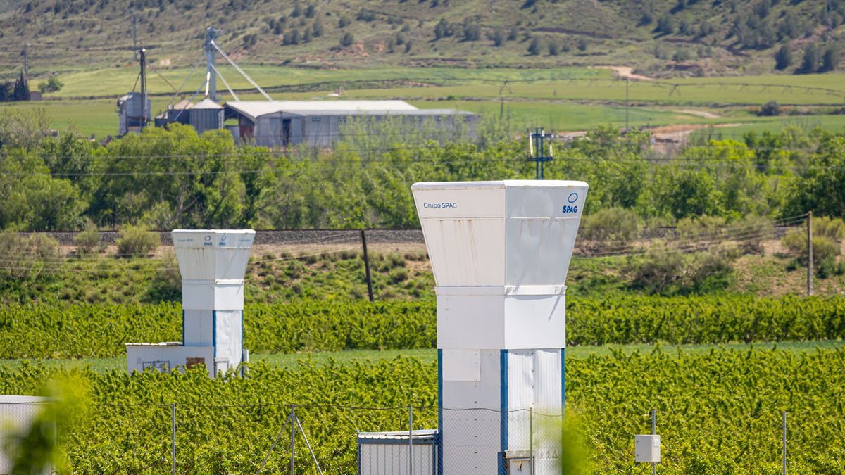 Estos dos cañones antigranizo están instalados en una zona de frutales de Saidí, entre la Huerta de Muro y la Vall de Banyils. - JORDI ECHEVARRÍA