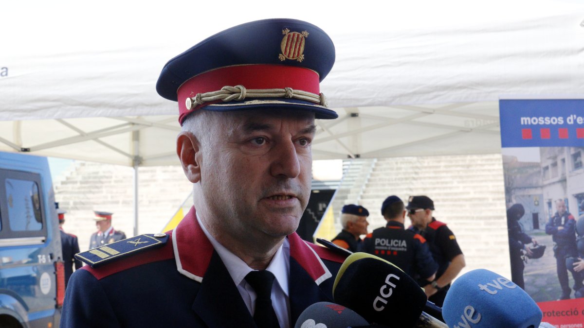 Josep Codina, comisario jefe de la región policial de Ponent de los Mossos d'Esquadra, atendiendo a los medios delante de la Llotja de Lleida.