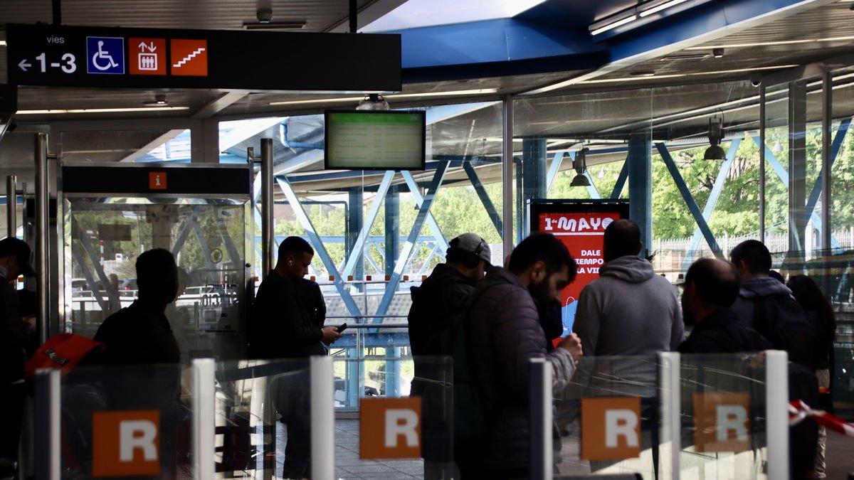 Usuaris de Rodalies, ahir a l’estació de Vic. - ACN