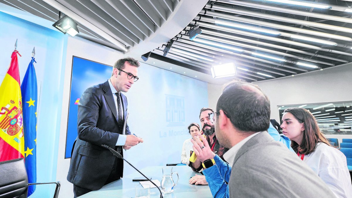 El ministre Cuerpo, amb periodistes després del Consell de Ministres. - ALBERTO ORTEGA / EUROPA PRESS