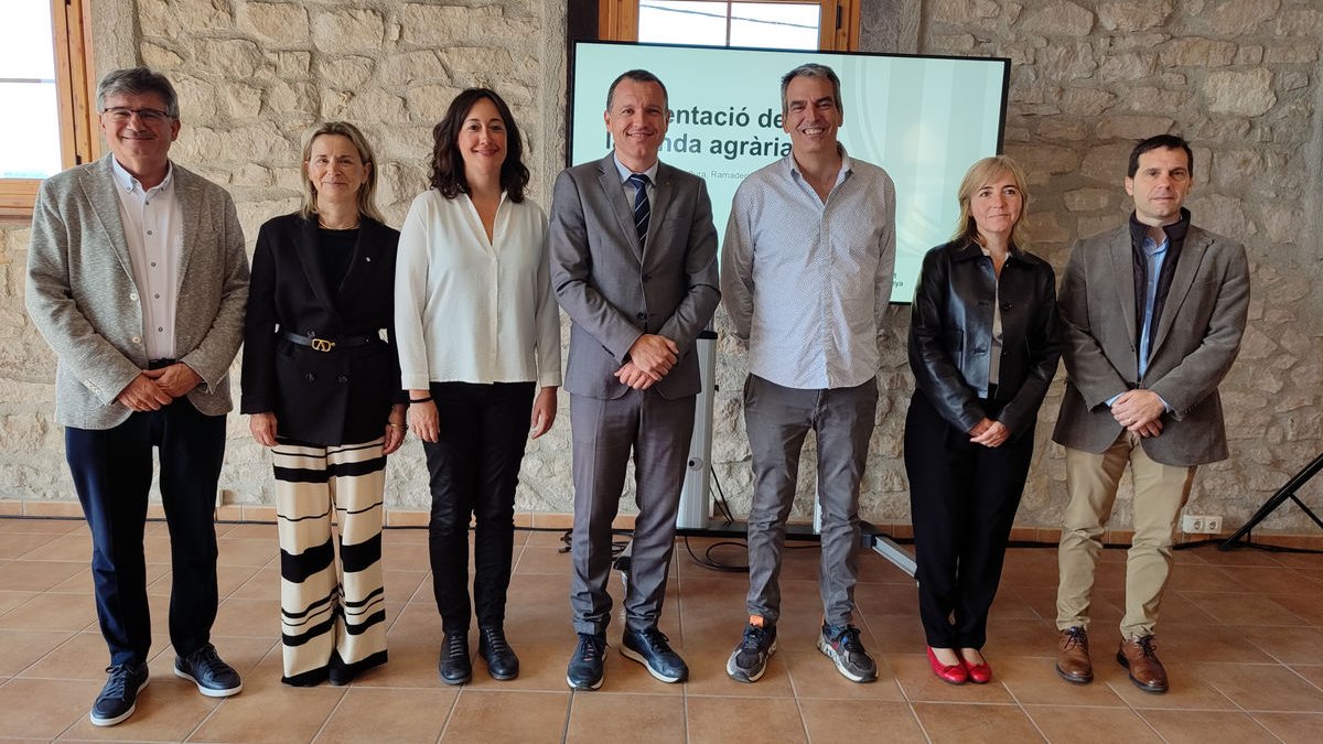 El conseller amb l’alcaldessa de l’Albi, altres membres de l’Administració i de la cooperativa. - E.M.M.