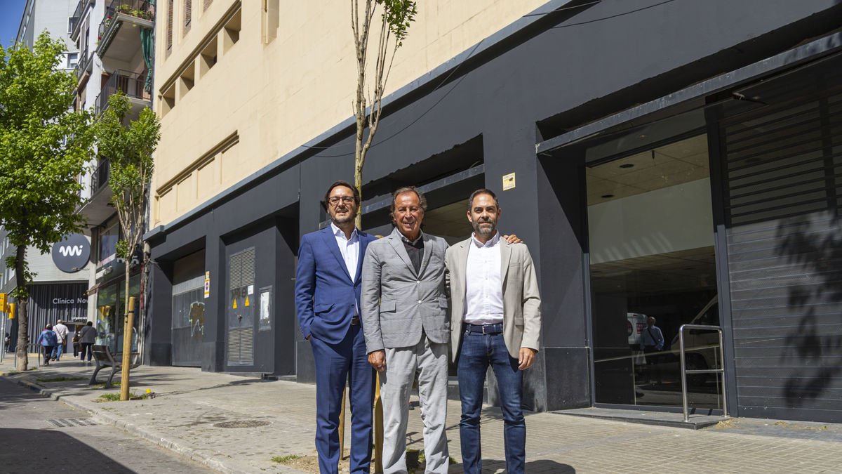 Gaby y Gabriel Masfurroll con Marc Farrà (gerente) delante del Frontón, a unos metros de la clínica. - JORDI ECHEVARRIA